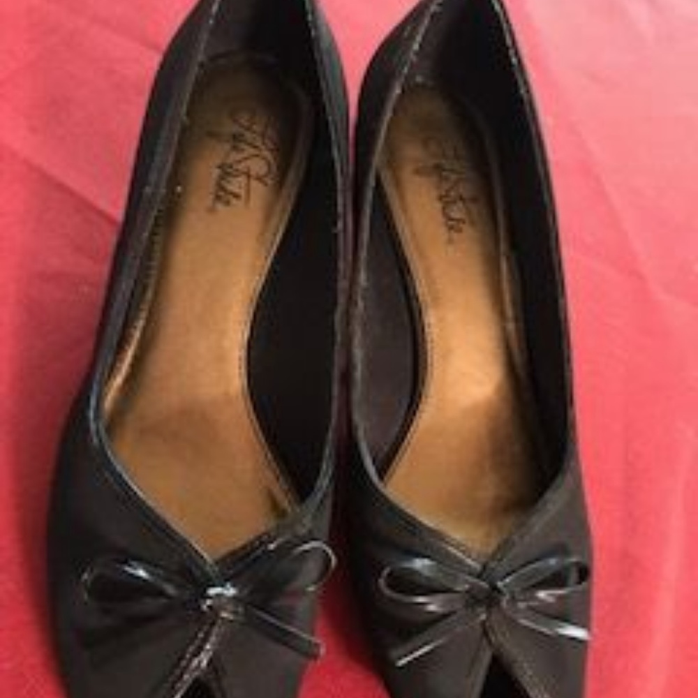 SHOES - Picture 2 of 2